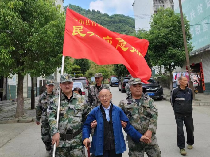 官渡镇开展地灾防汛应急演练