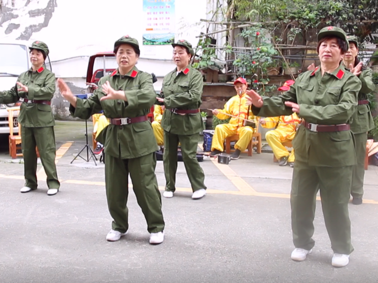 歌舞送祝福  情暖老人心