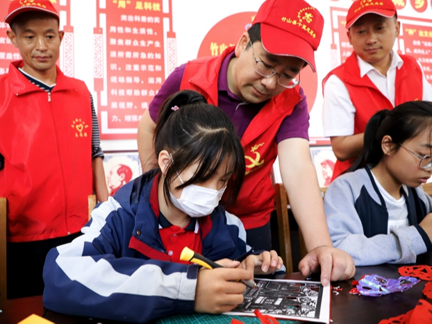 县教育局:深入一线察明情 用心用情暖民心