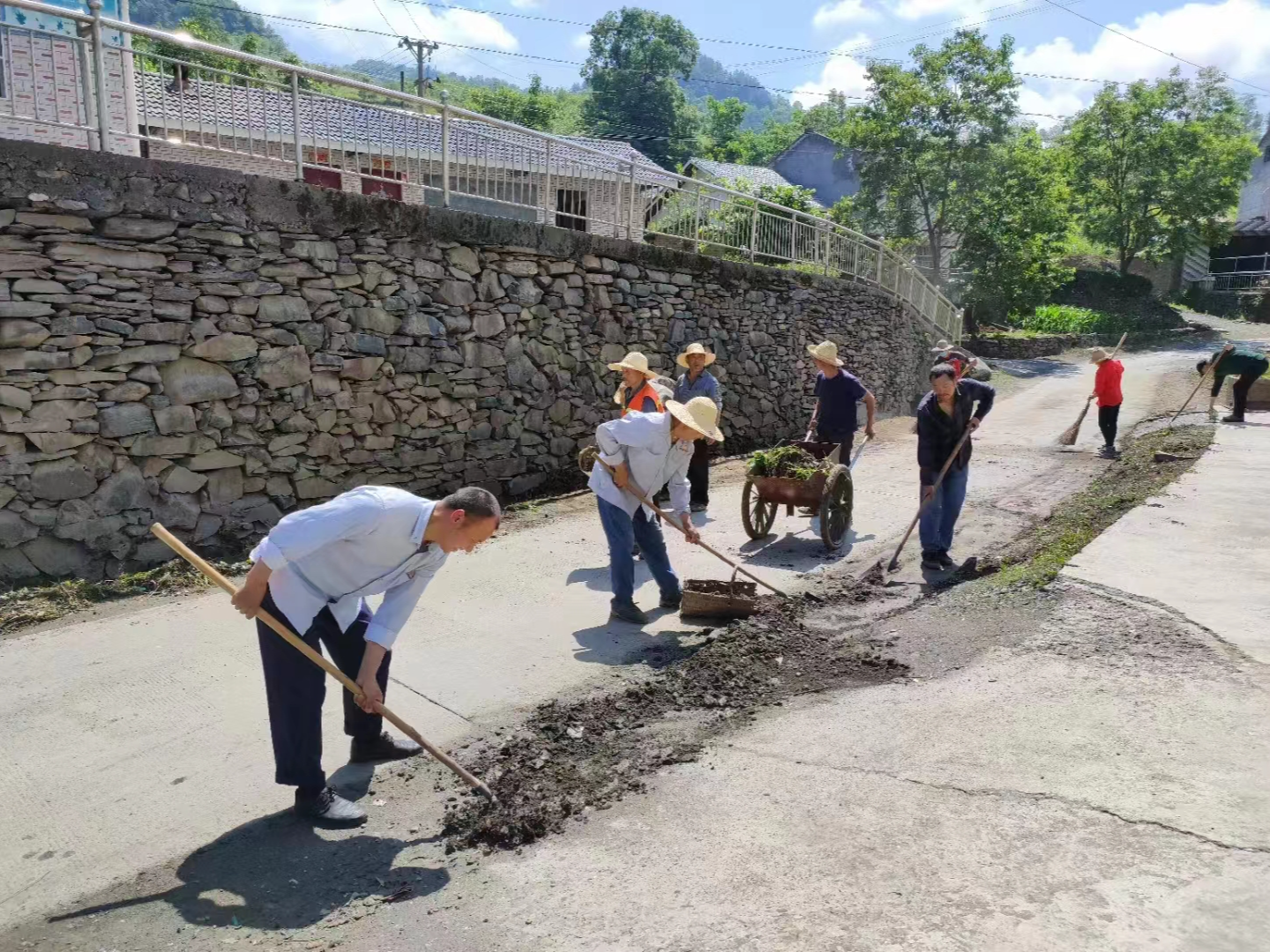 县交通运输局“四个强化”  助推农村公路“畅安舒美”
