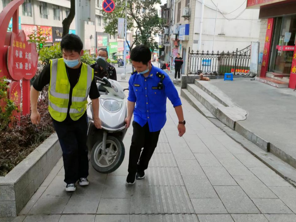 县城市管理执法局持续开展车辆违停集中整治行动