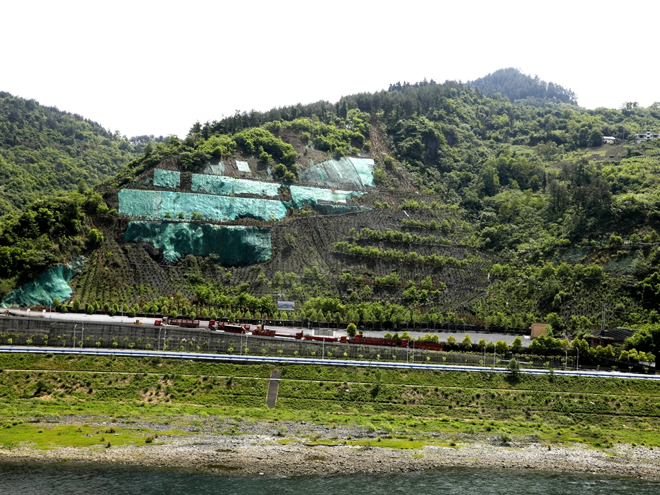 城关镇黑石钻裸露山体披绿装