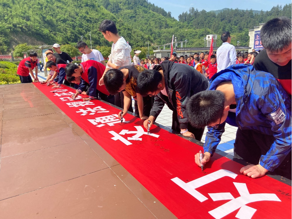 深河乡九年一贯制学校开展交通安全知识主题教育