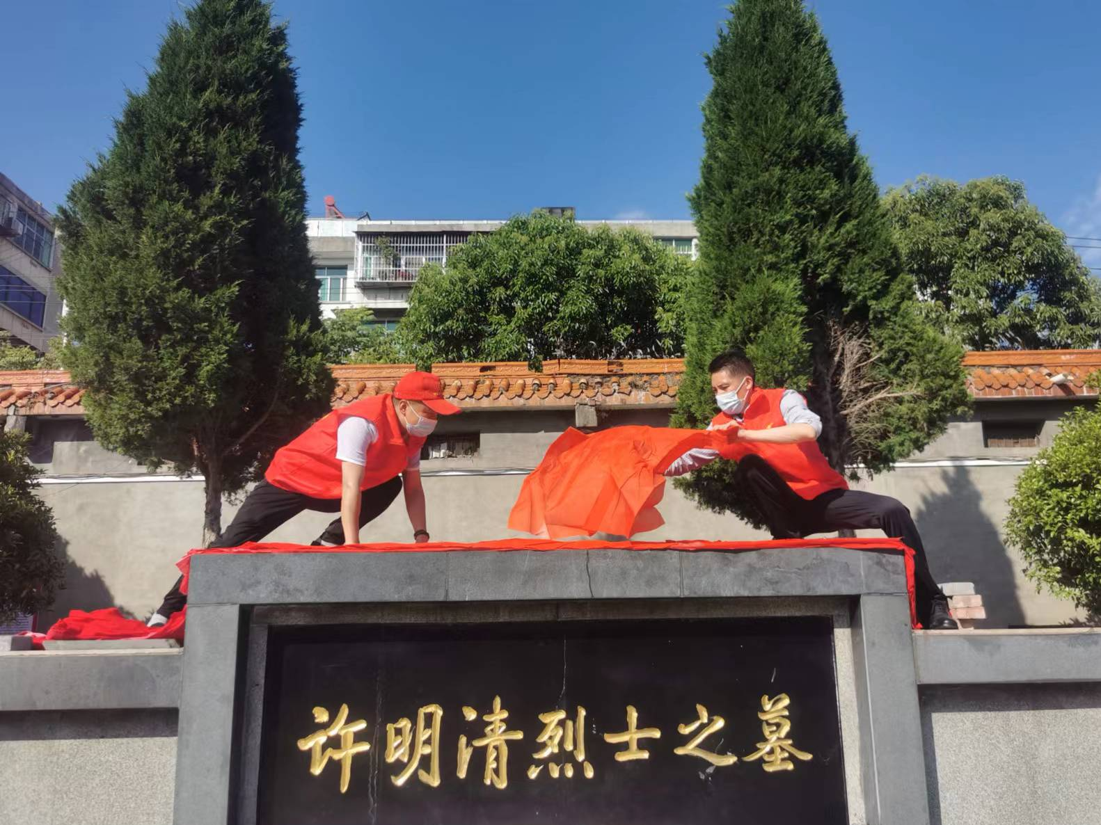 县退役军人事务局清扫维护烈士陵园