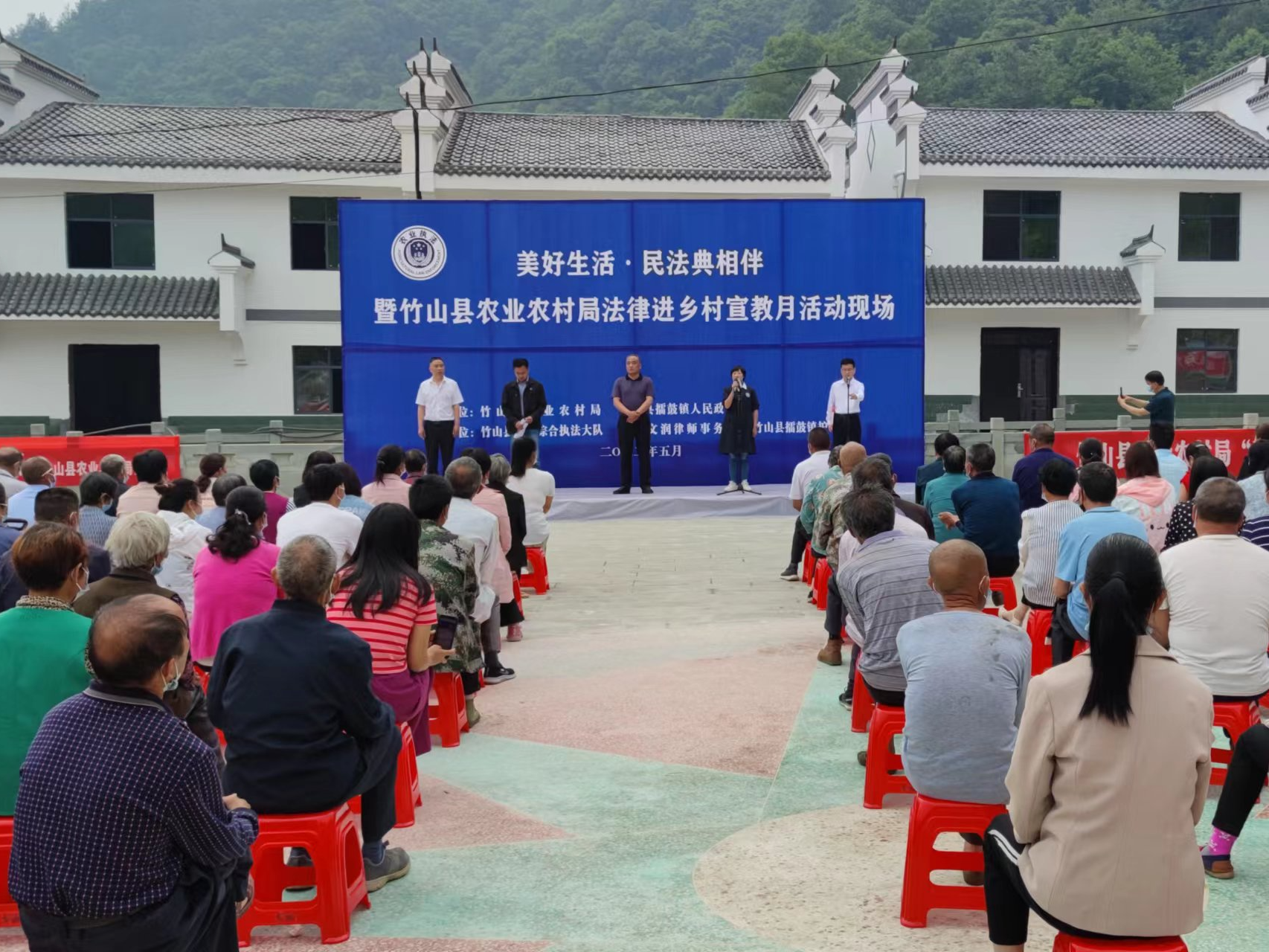 县农业农村局开展“民法典进农村”宣传月暨法律进乡村活动
