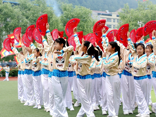 竹坪小学戏曲进校园娃娃乐当“小花旦”