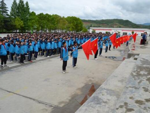 溢水中学举行新团员入团宣誓仪式