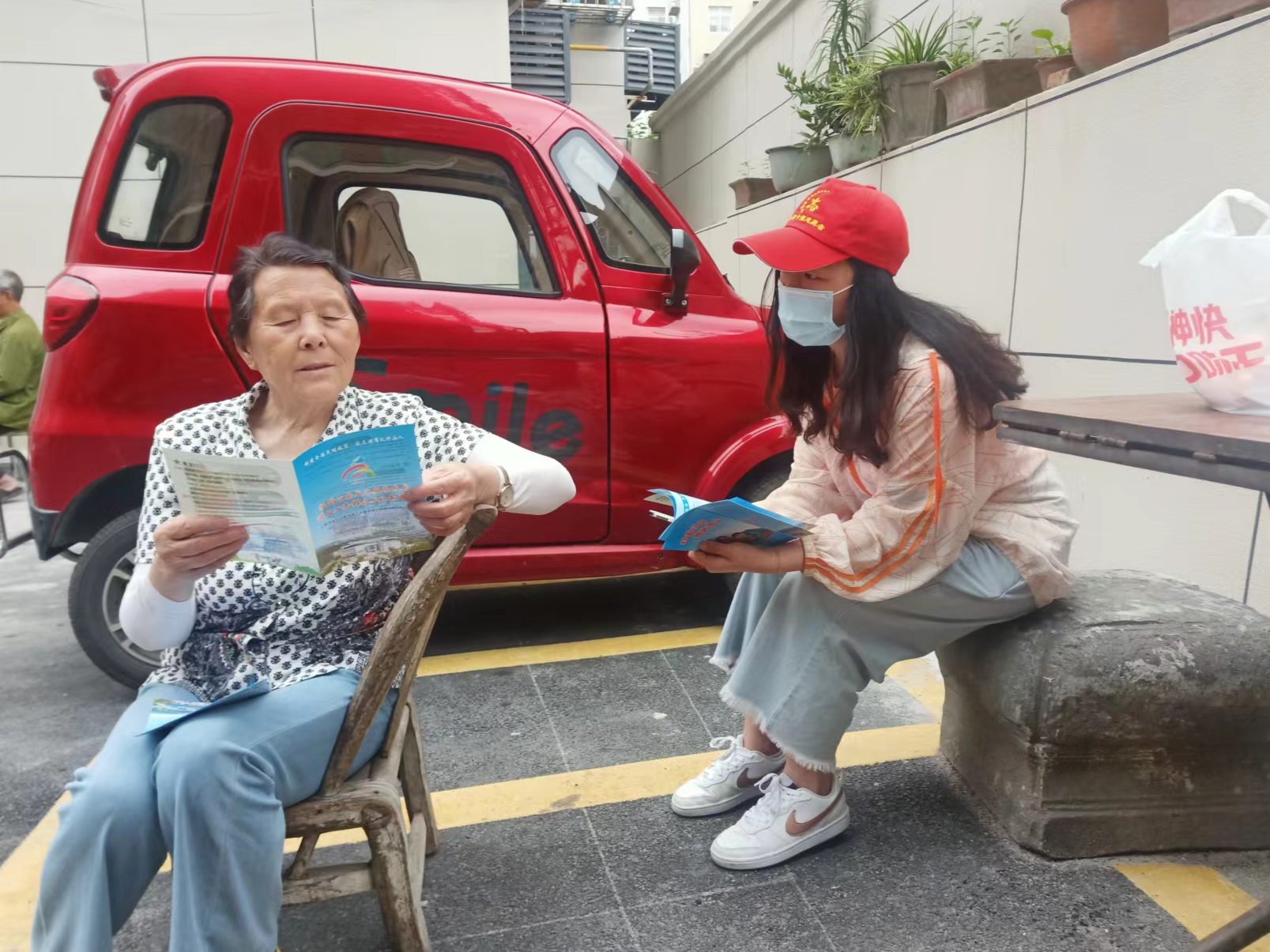 县公共检验检测中心到包联小区开展防溺水宣传
