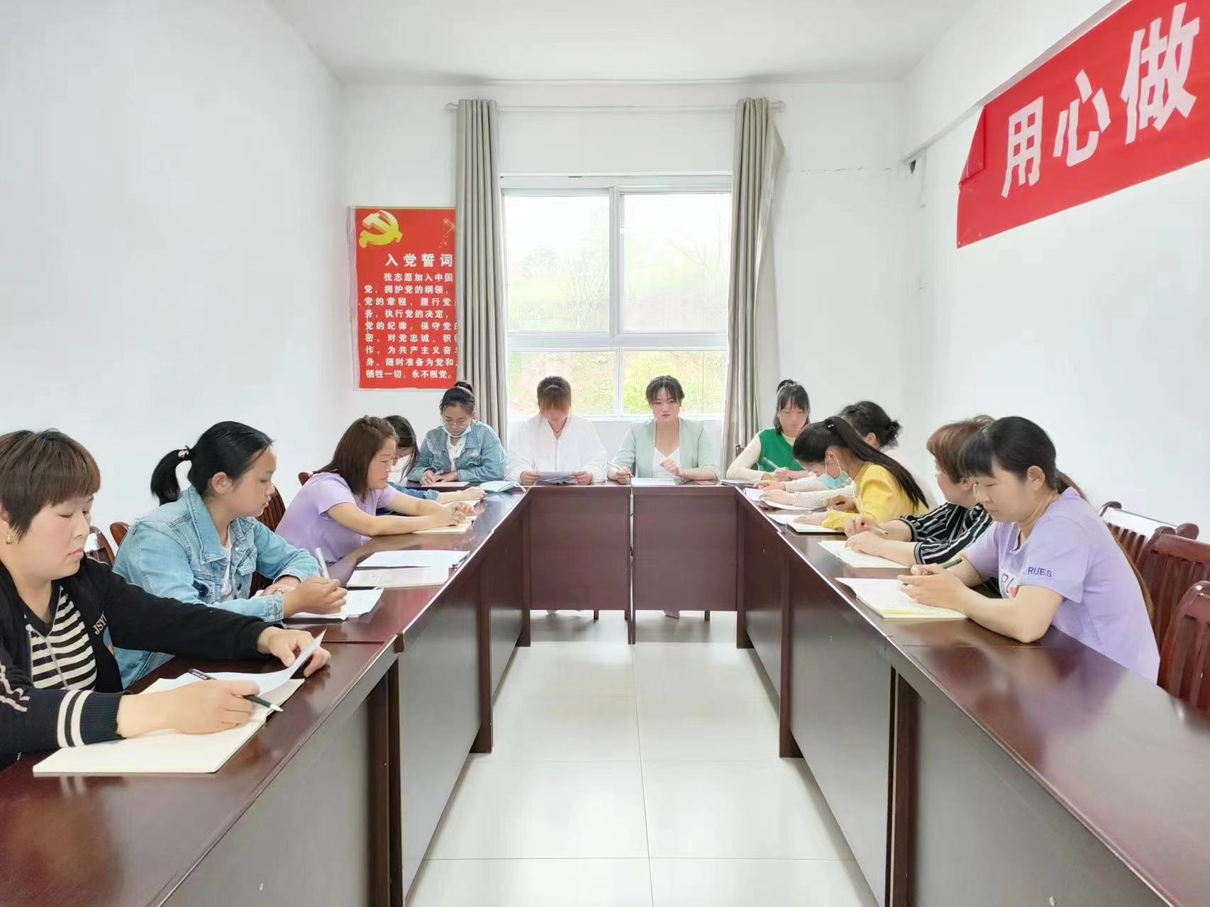 擂鼓镇护驾幼儿园召开教师座谈会