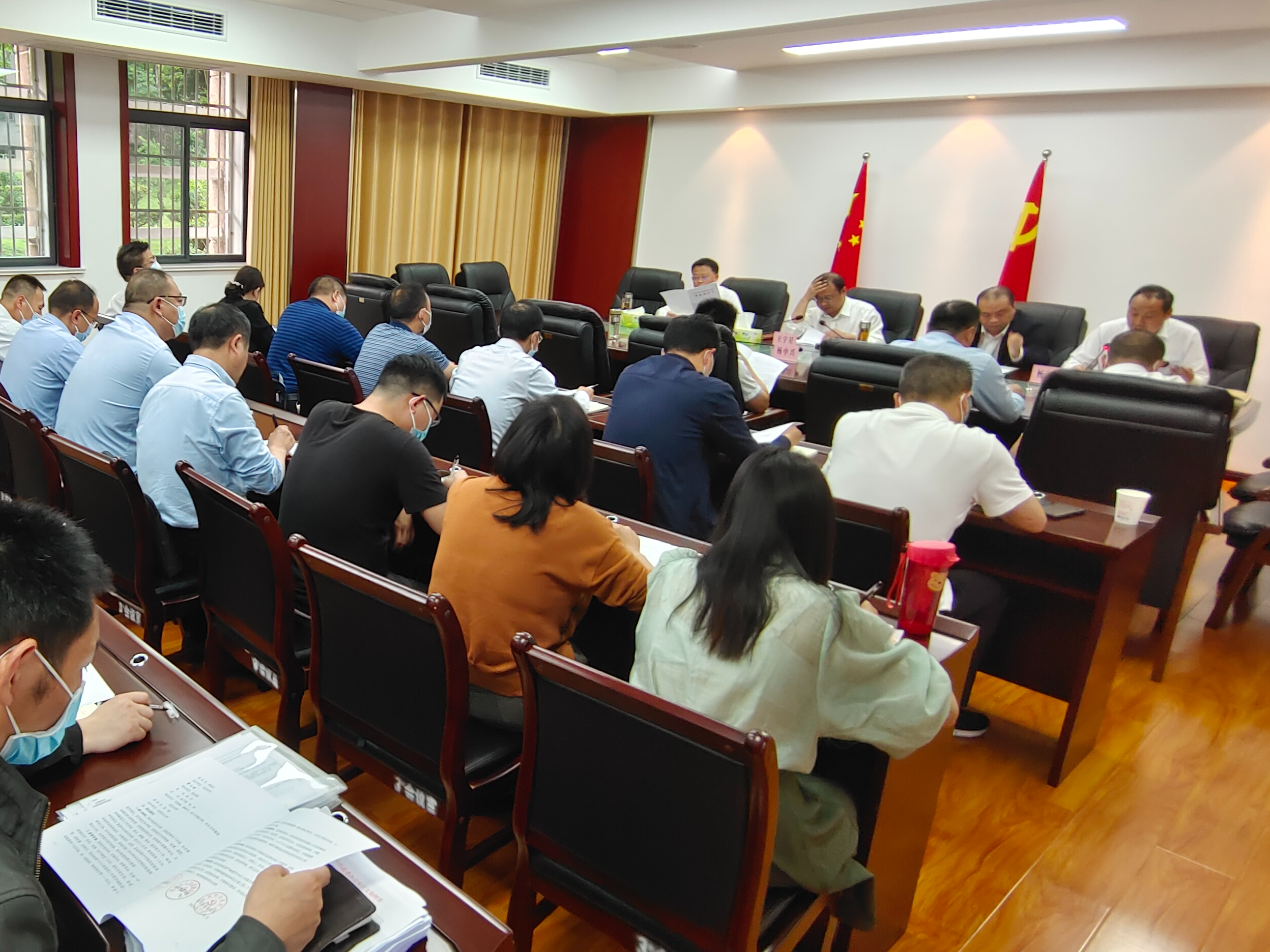 县委理论学习中心组开展集体学习