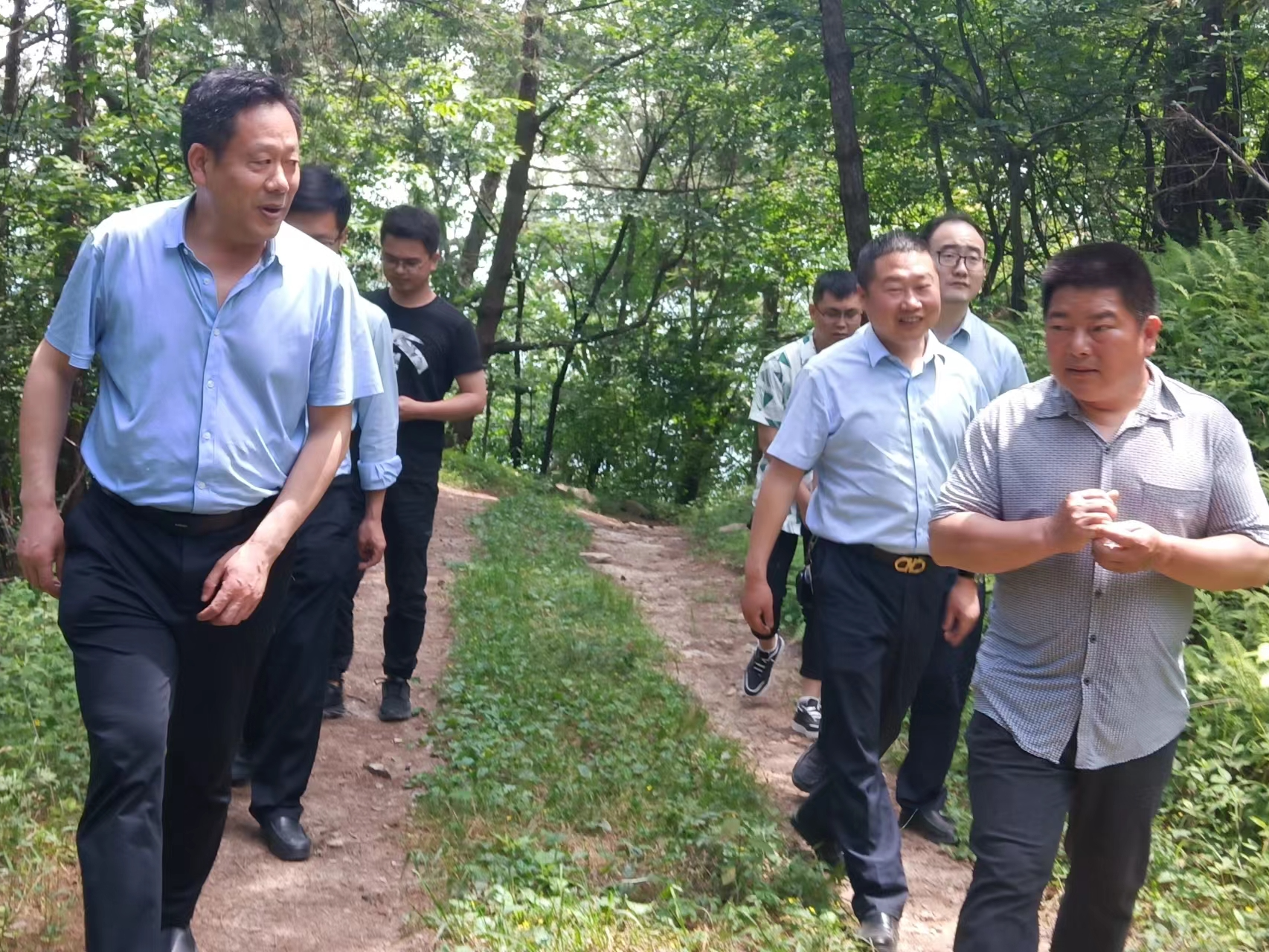 县兴竹国有融资担保公司扎实开展党员干部下基层察民情解民忧暖民心实践活动