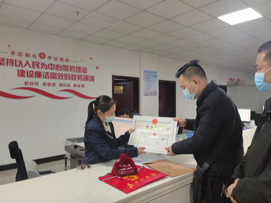 县行政审批局：全程温馨帮代办服务零障碍