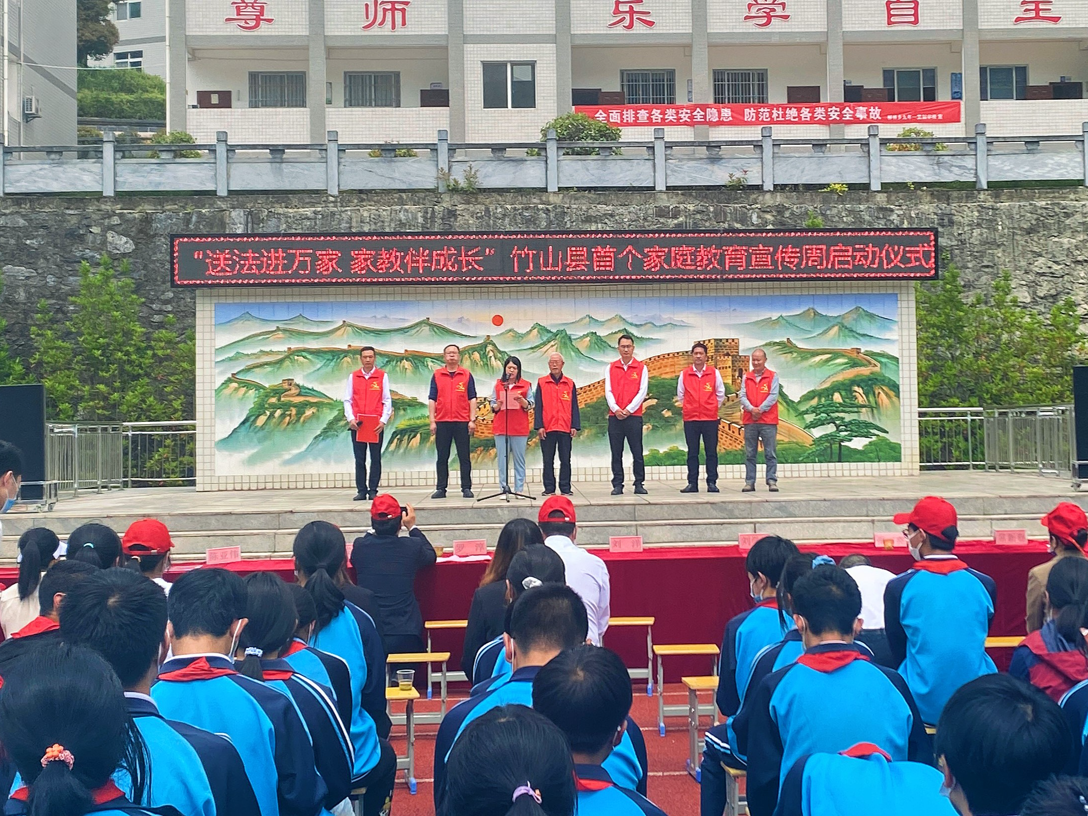 县妇联举行首个家庭教育宣传周活动
