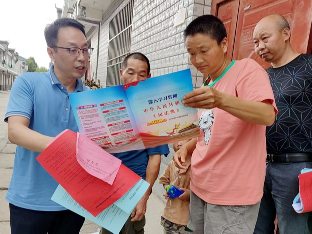 上庸镇：开展民法典入户宣传