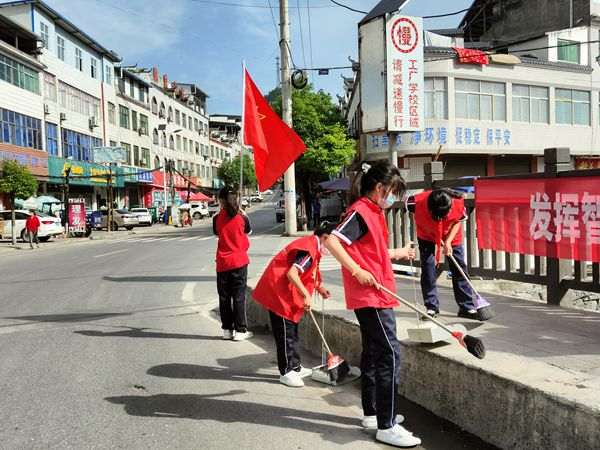擂鼓镇小学开展“世界环境日”环保志愿活动
