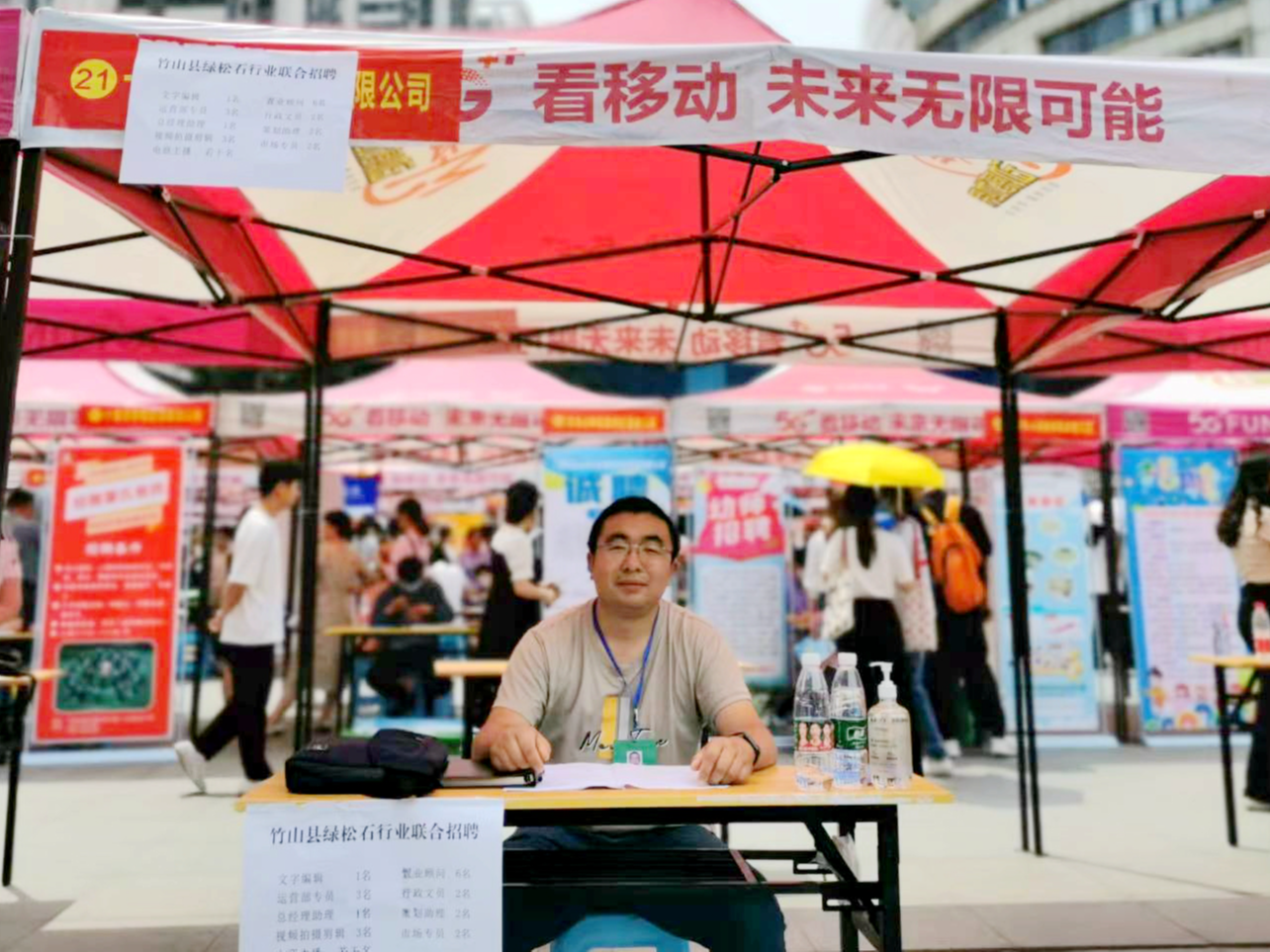 县绿松石产业中心积极为企业引智纳才