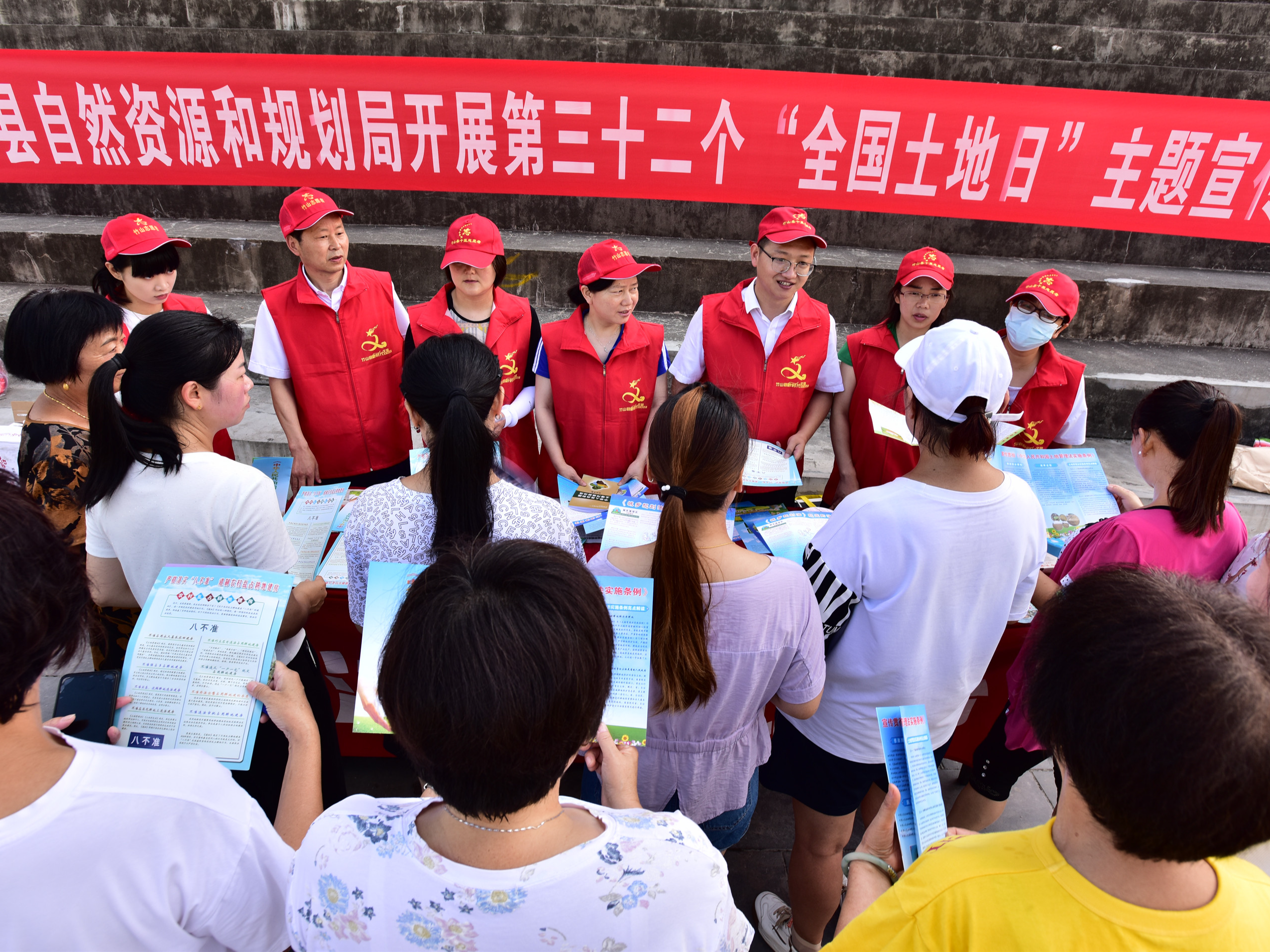 县自然资源和规划局开展第32个全国土地日宣传活动