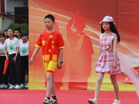 施洋小学：开展环保时装秀  迎接世界环境日
