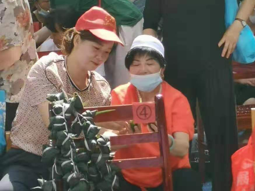 县科技和经信局走进包保小区开展庆端午主题活动