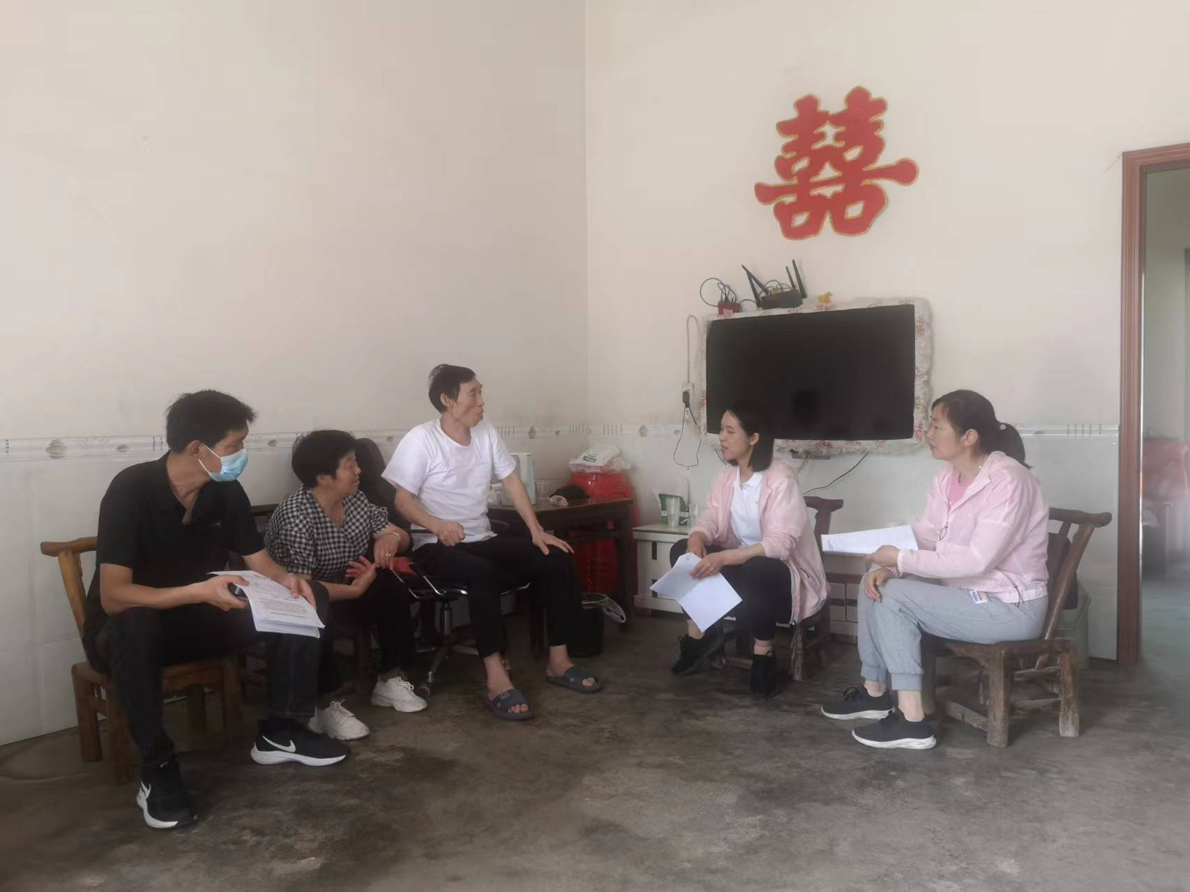 县妇联开展党员干部“下基层察民情解民忧暖民心”实践活动