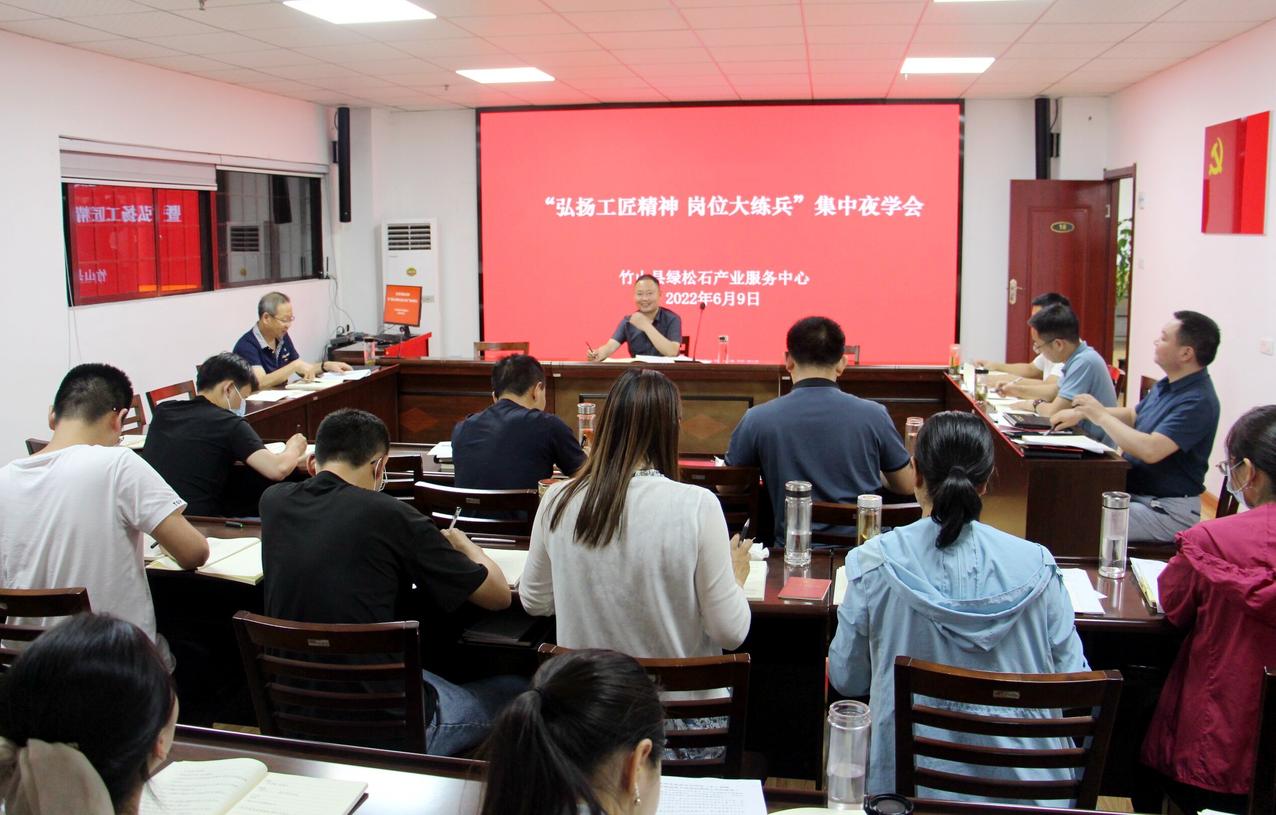 县绿松石产业中心：扎实开展集中夜学活动
