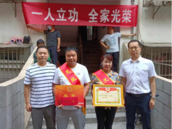 县退役军人事务局：老兵贺新兵 温情暖人心