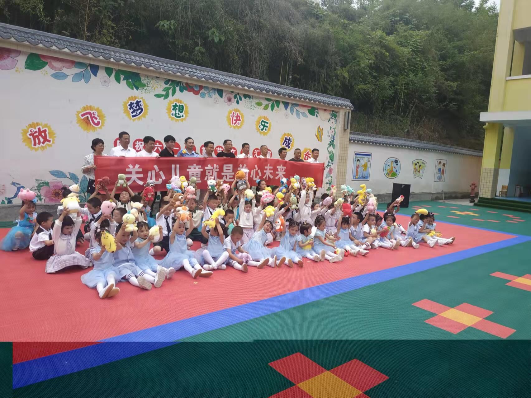 双台乡茅塔幼儿园：歌舞欢庆“六一”，爱心陪伴成长