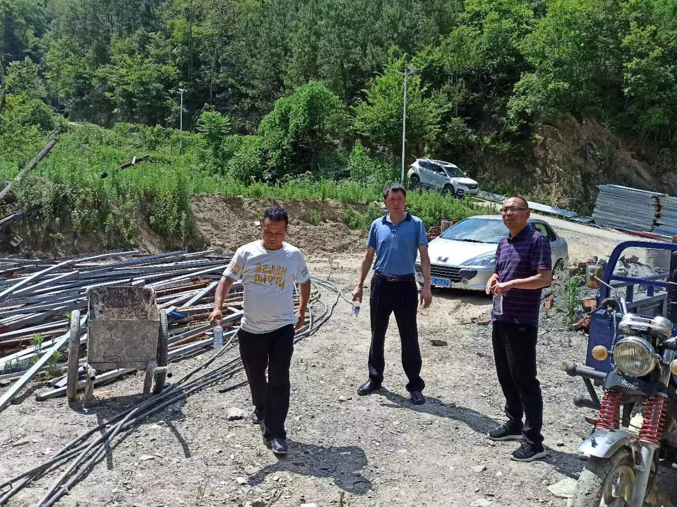 县畜牧兽医服务中心扎实开展党员干部下基层察民情解民忧暖民心实践活动