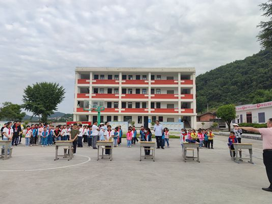 擂鼓镇鼓锣小学开展课桌整理“大练兵”