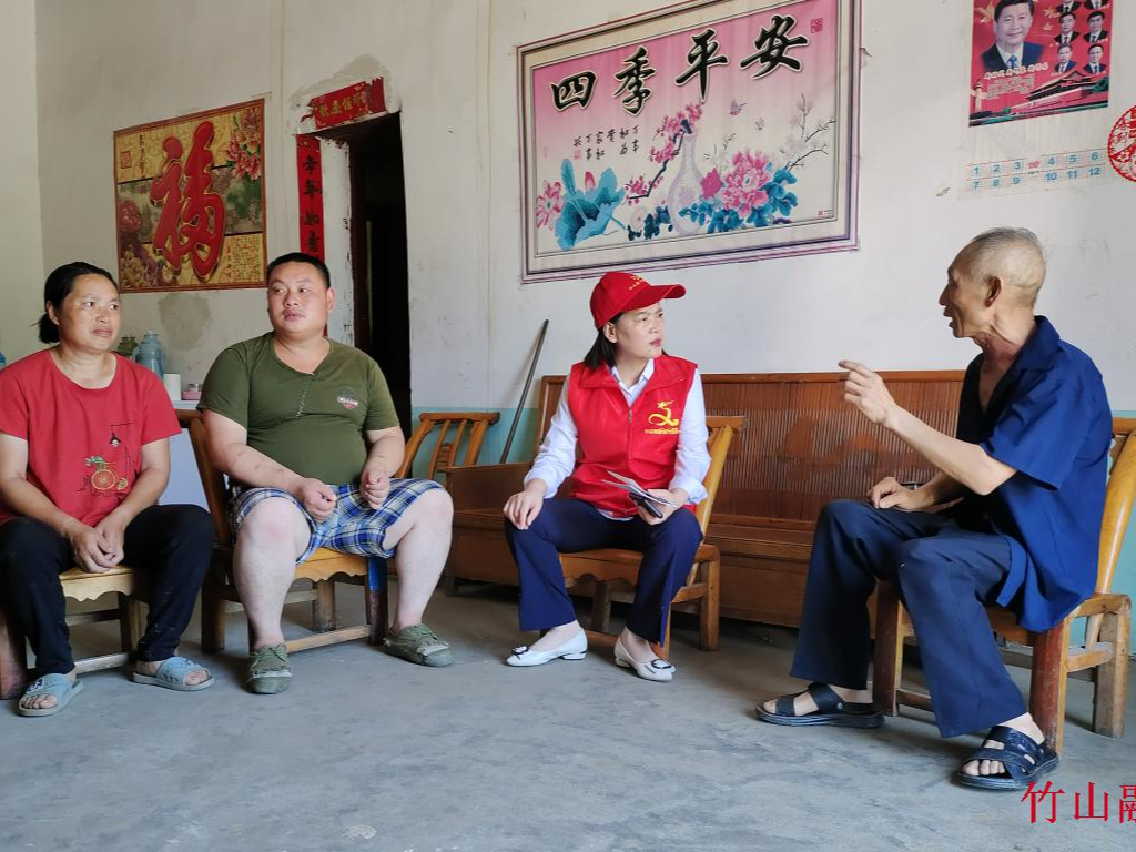 县民政局走访慰问困难群众
