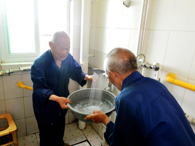 上庸镇：74名老人洗上热水澡