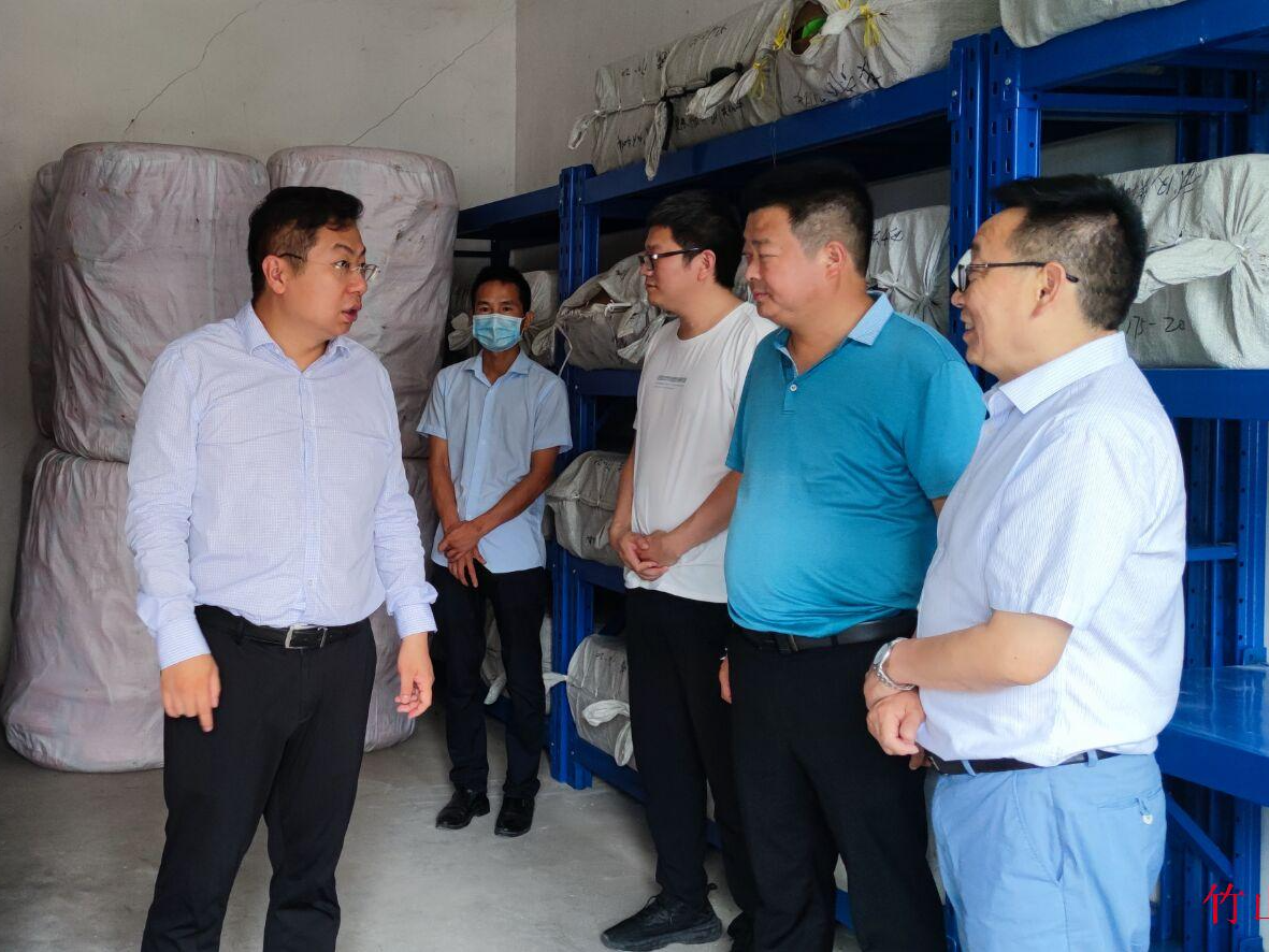 县领导督导检查防汛应急物资储备情况