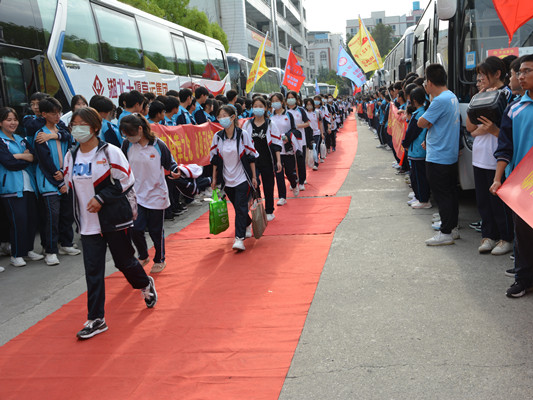 竹山二中千人赴考  2000师生送考场面震撼