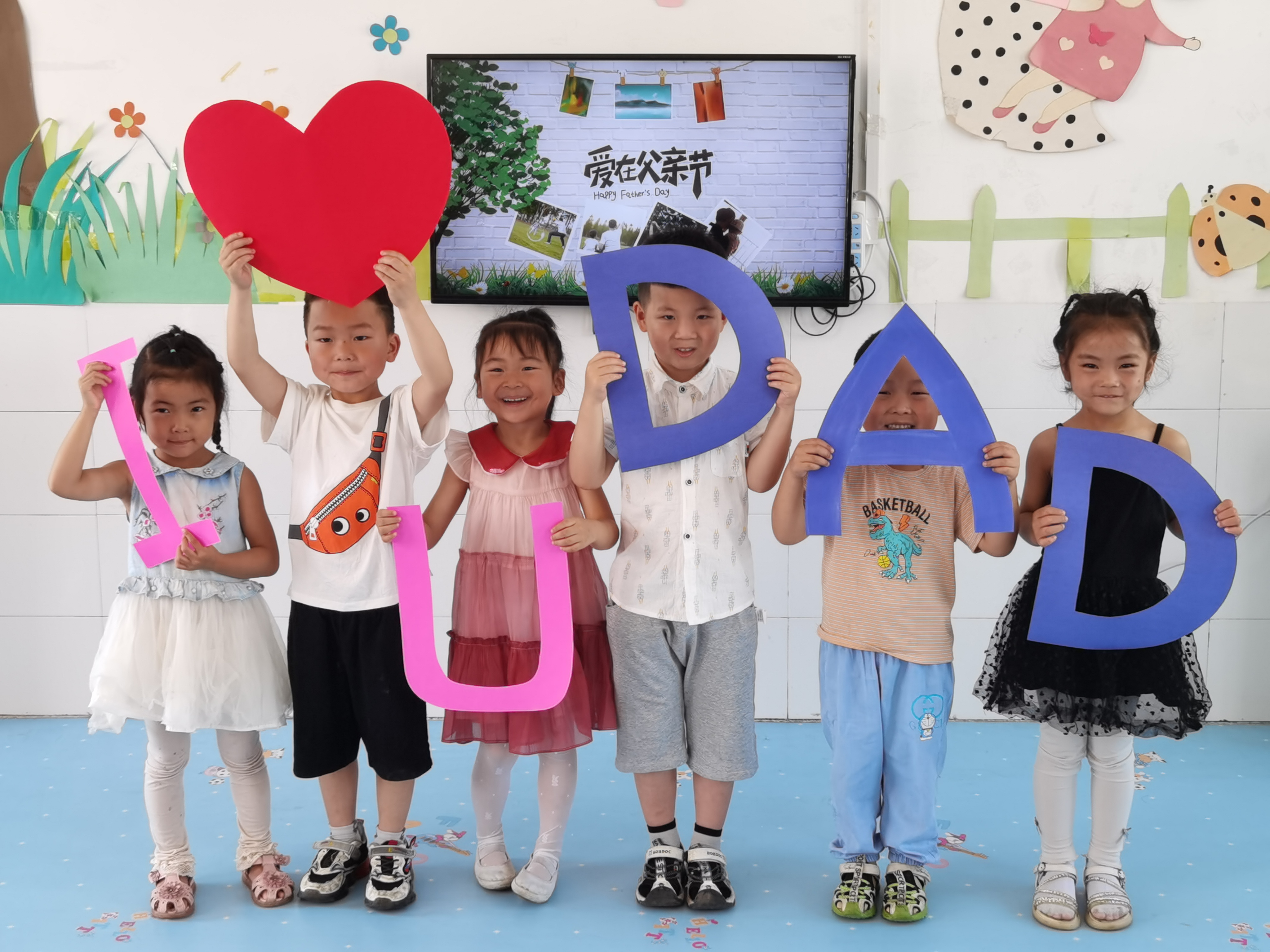 双坝幼儿园：萌娃巧手做礼物  感恩父亲节