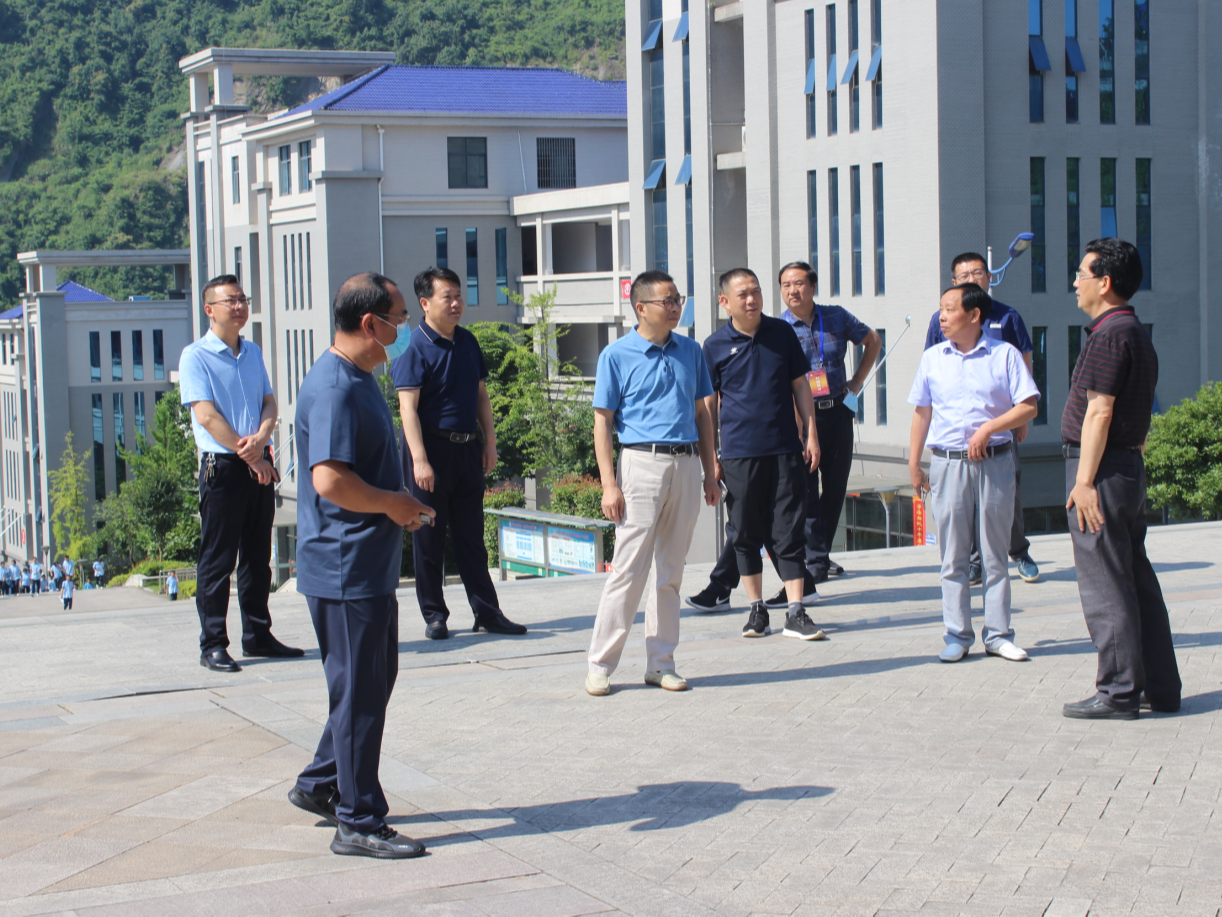 南漳县教育考察团来竹山一中考察交流学习