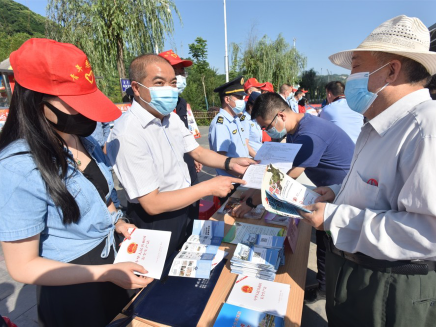 我县多部门联合开展安全生产月宣传咨询日活动