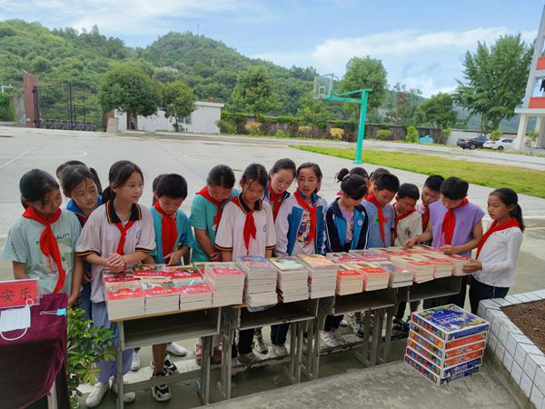 擂鼓鼓锣小学：红色经典进校园暨图书捐赠活动