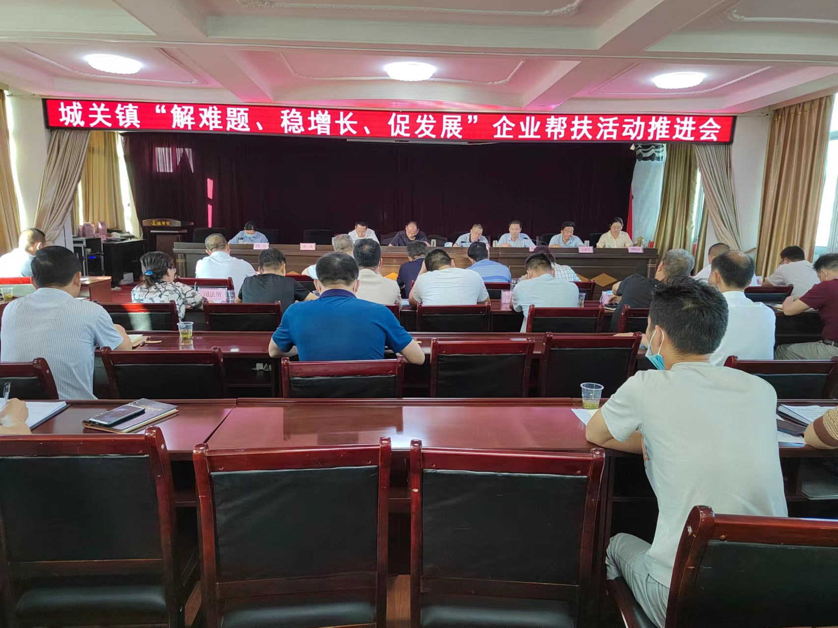 城关镇：当好“四员”助力企业发展