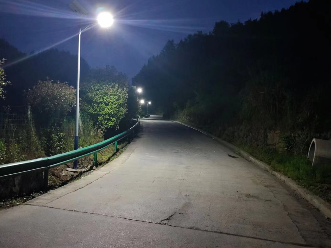 竹坪乡：爱心人士捐赠路灯照亮家乡路