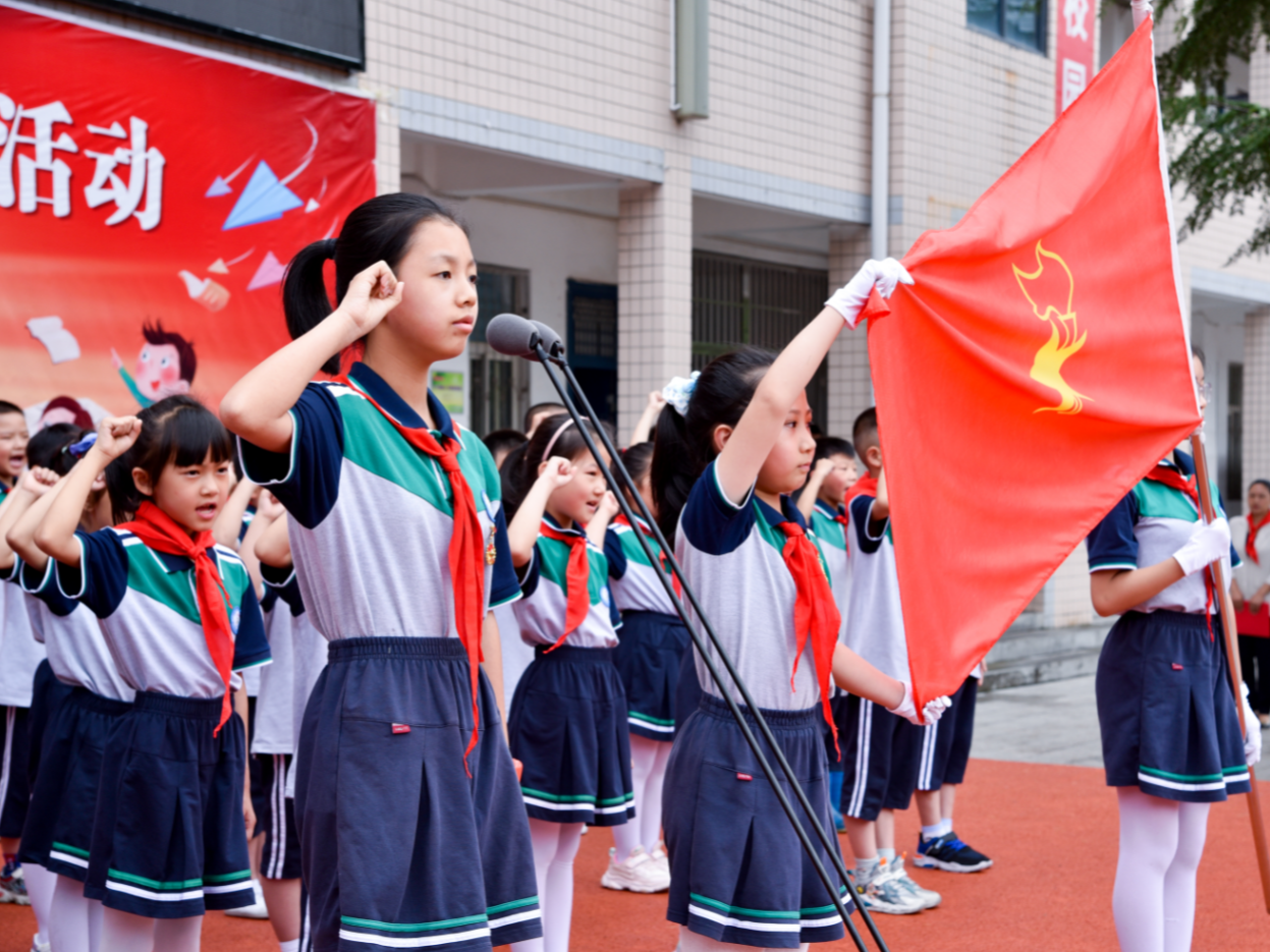 县第二实验小学举行新队员入队仪式