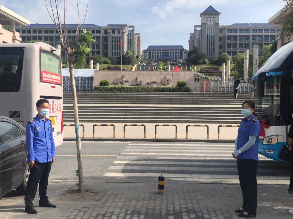 县城管执法局护航高考