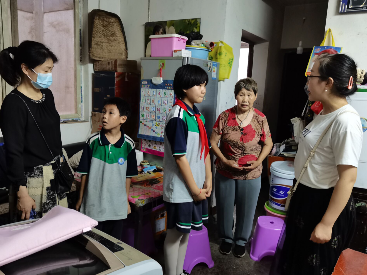 县第二实验小学：关爱特殊学生 情暖困难家庭