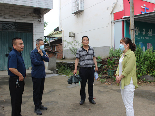 竹山二中开展下基层察民情解民忧暖民心实践活动