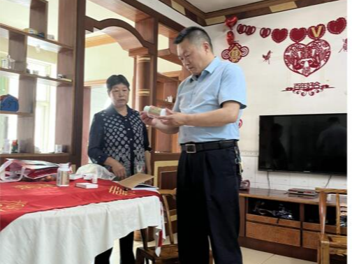 县行政审批局下沉基层解难题