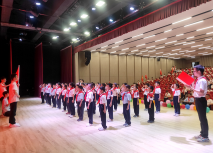 南山外校：举行主题队日暨新队员入队仪式