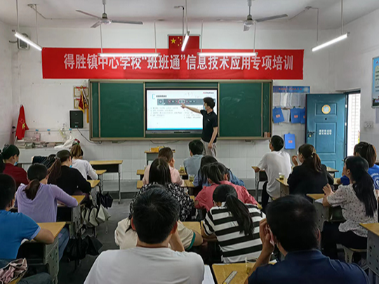县教育局“送培送技”到校提升薄弱学校“软硬件”工作质效