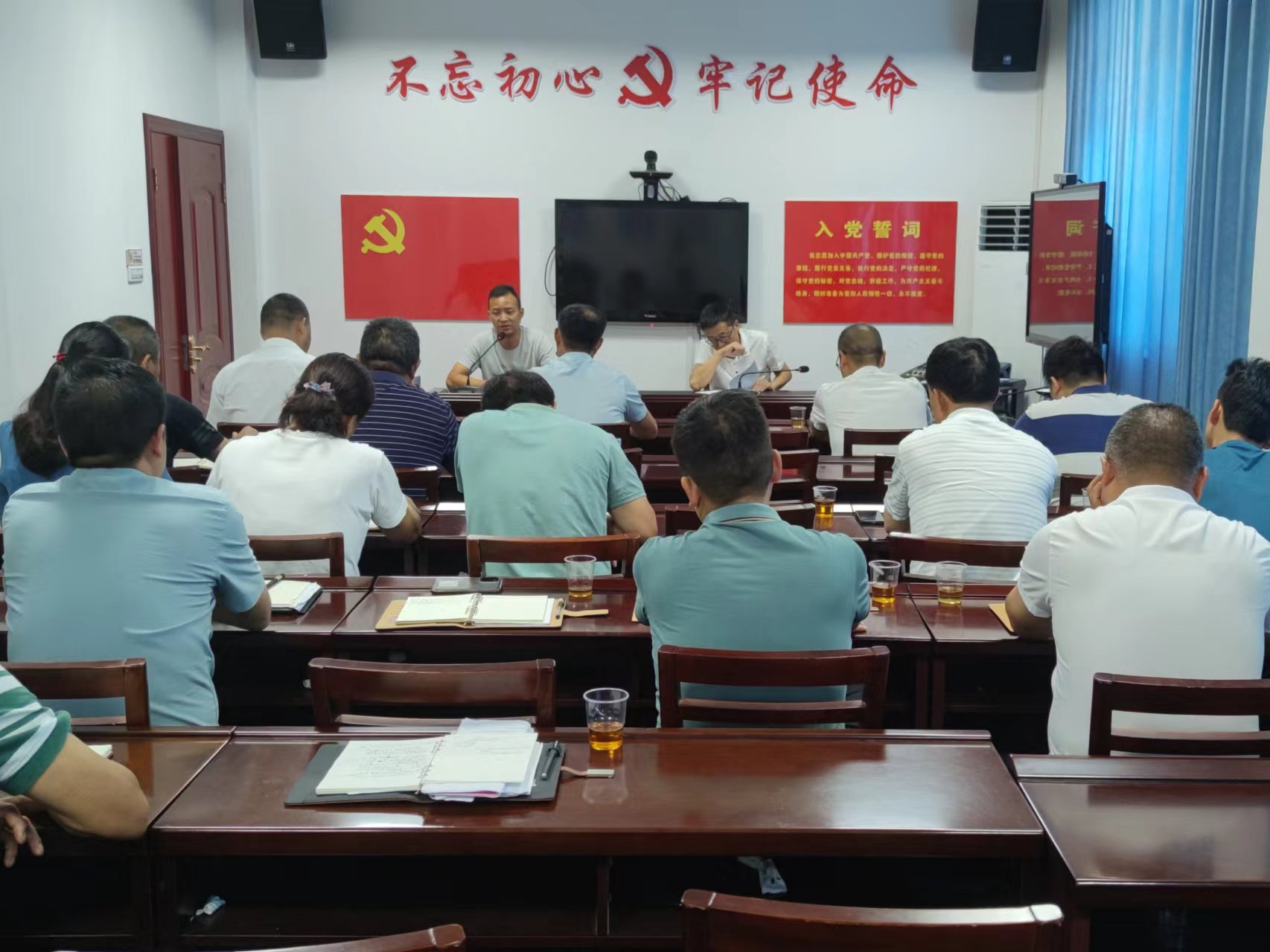 座谈交流扭思想  示范茶园新气象
