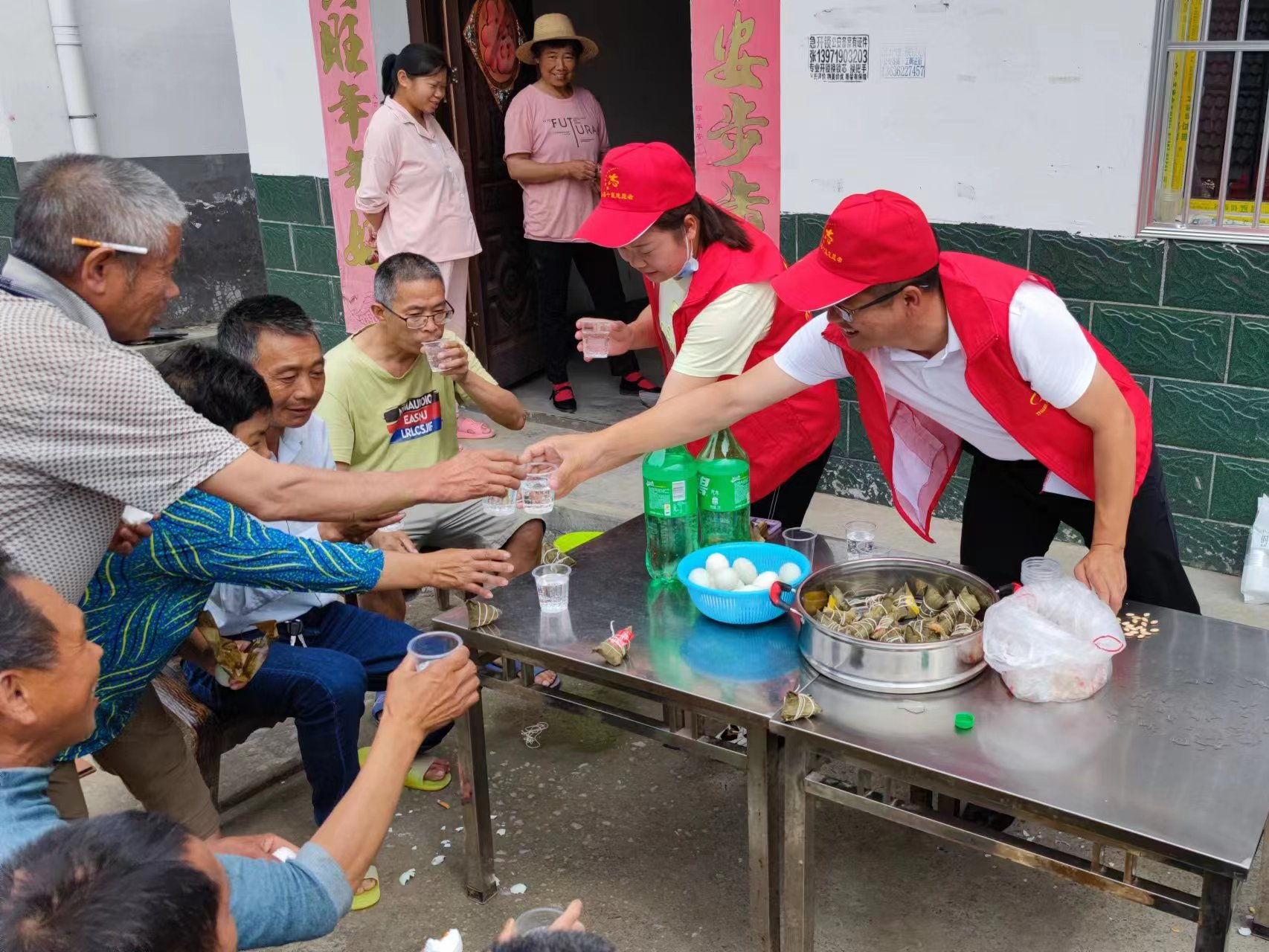 县统计局端午节前慰问五保老人