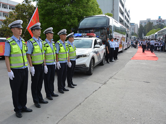 宝丰交警护送高三学子迎考