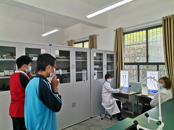 沧浪九年一贯制学校为433名学生开展视力筛查